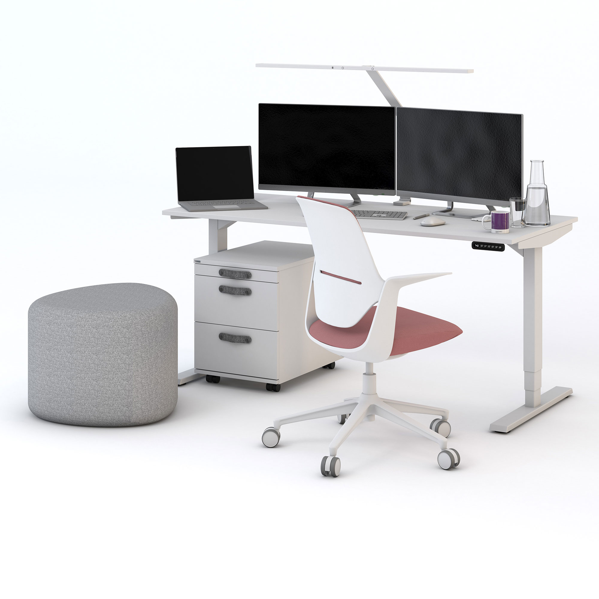 Ein moderner Schreibtisch mit zwei Monitoren, einem Laptop, einem Bürostuhl, einem Hocker und einem rollbaren Aktenschrank.