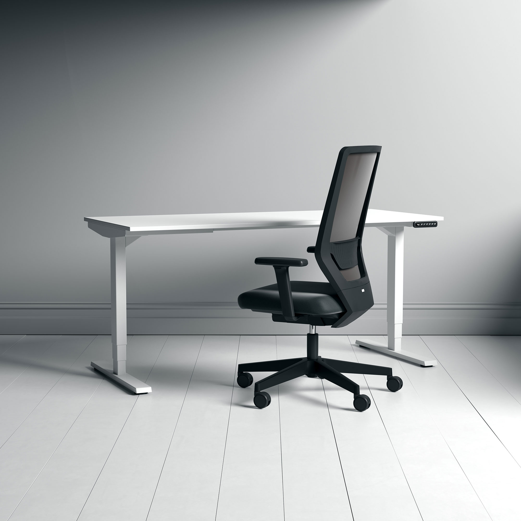 Weißer höhenverstellbarer Schreibtisch mit schwarzem ergonomischem Bürostuhl auf hellem Boden vor grauer Wand
