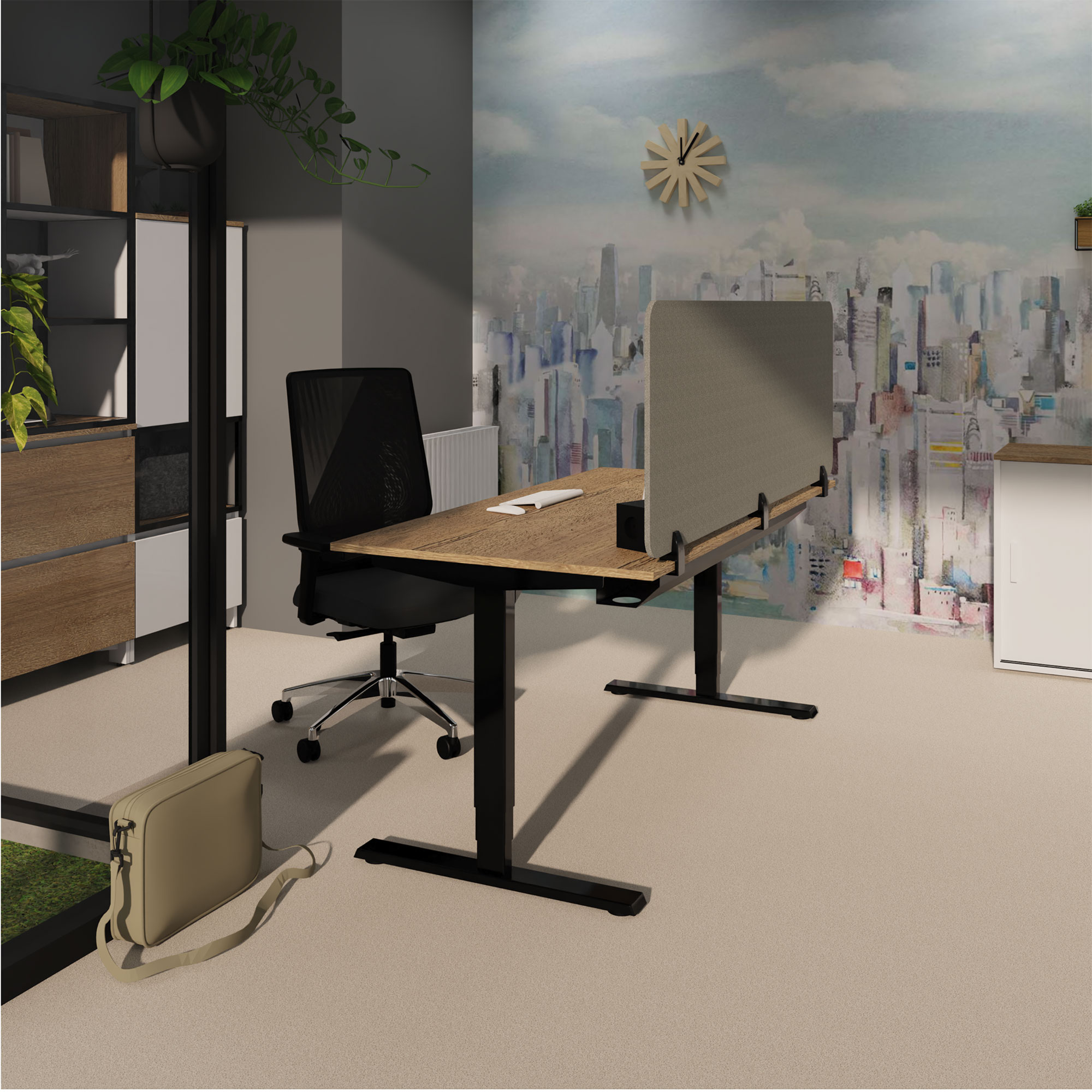 Modernes Büro mit elektrisch höhenverstellbarem Schreibtisch, Sichtschutzwand und schwarzem Drehstuhl