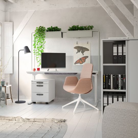 Modernes Home-Office mit Schreibtisch, rosafarbenem Stuhl und Pflanzen unter dem Dach