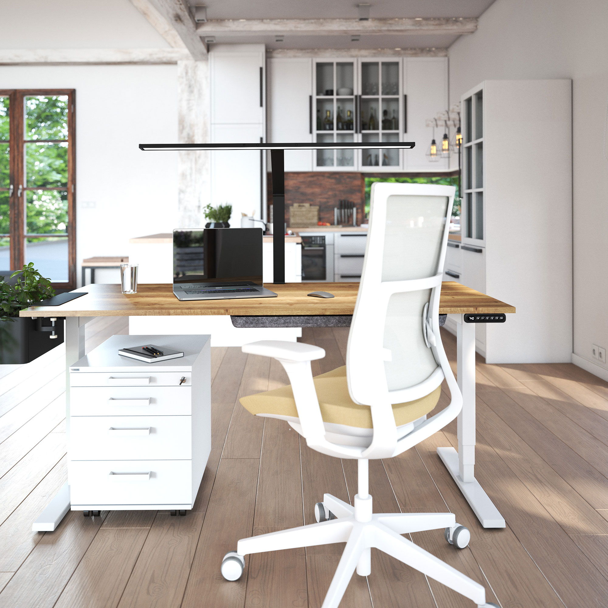 Modernes Homeoffice mit weißem Schreibtisch, Rollcontainer und ergonomischem Stuhl vor offener Küche eingerichtet.