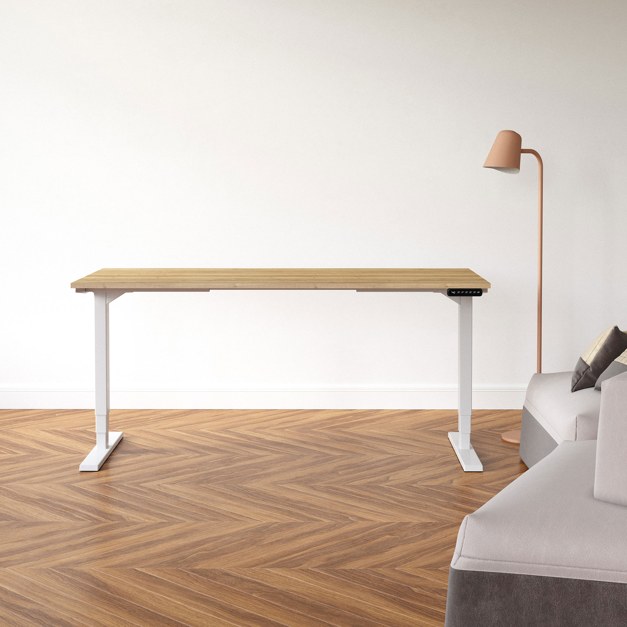 Ein moderner Tisch mit Holzoberfläche und weißen Beinen steht in einem hellen Raum. Rechts ist eine graue Couch und eine Stehlampe. Der Boden ist aus hölzernen, schraffierten Dielen.