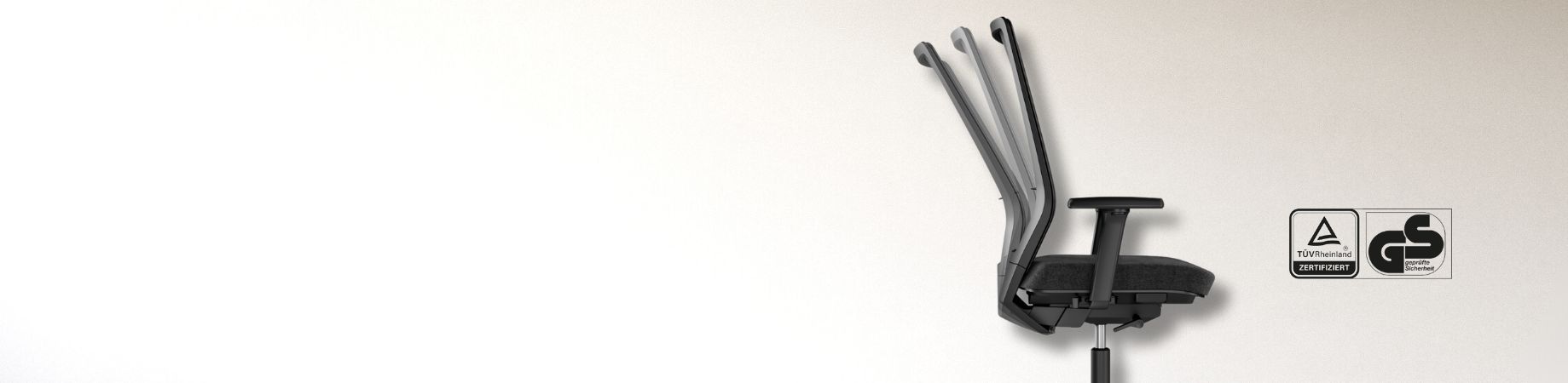 Ein schwarzer Bürostuhl mit ergonomischem Design, sichtbar von der Seite, an einer hellen Wand.