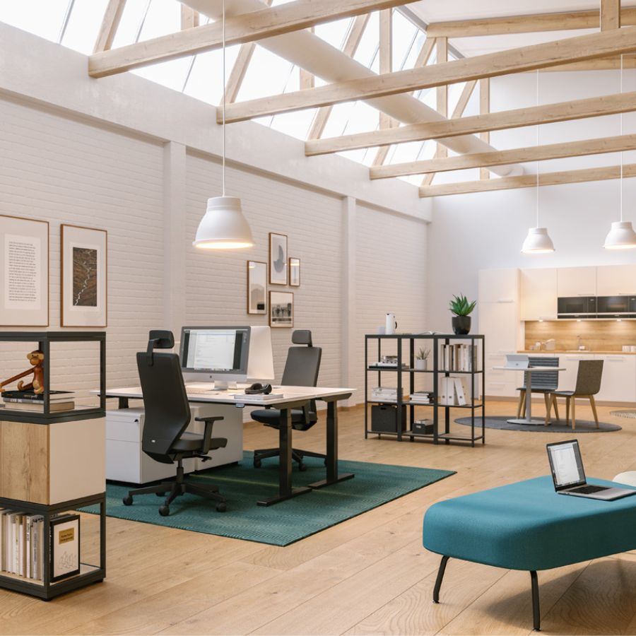 Modernes Großraumbüro mit viel Tageslicht, ergonomischen Arbeitsplätzen und stilvoller Einrichtung