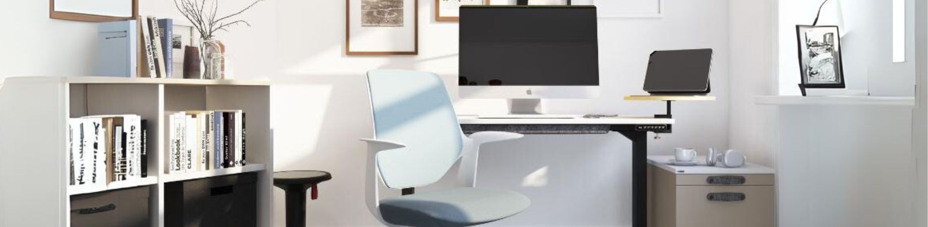 Ein modernes Arbeitszimmer mit einem Schreibtisch, Computer, Stuhl und Bücherregalen.