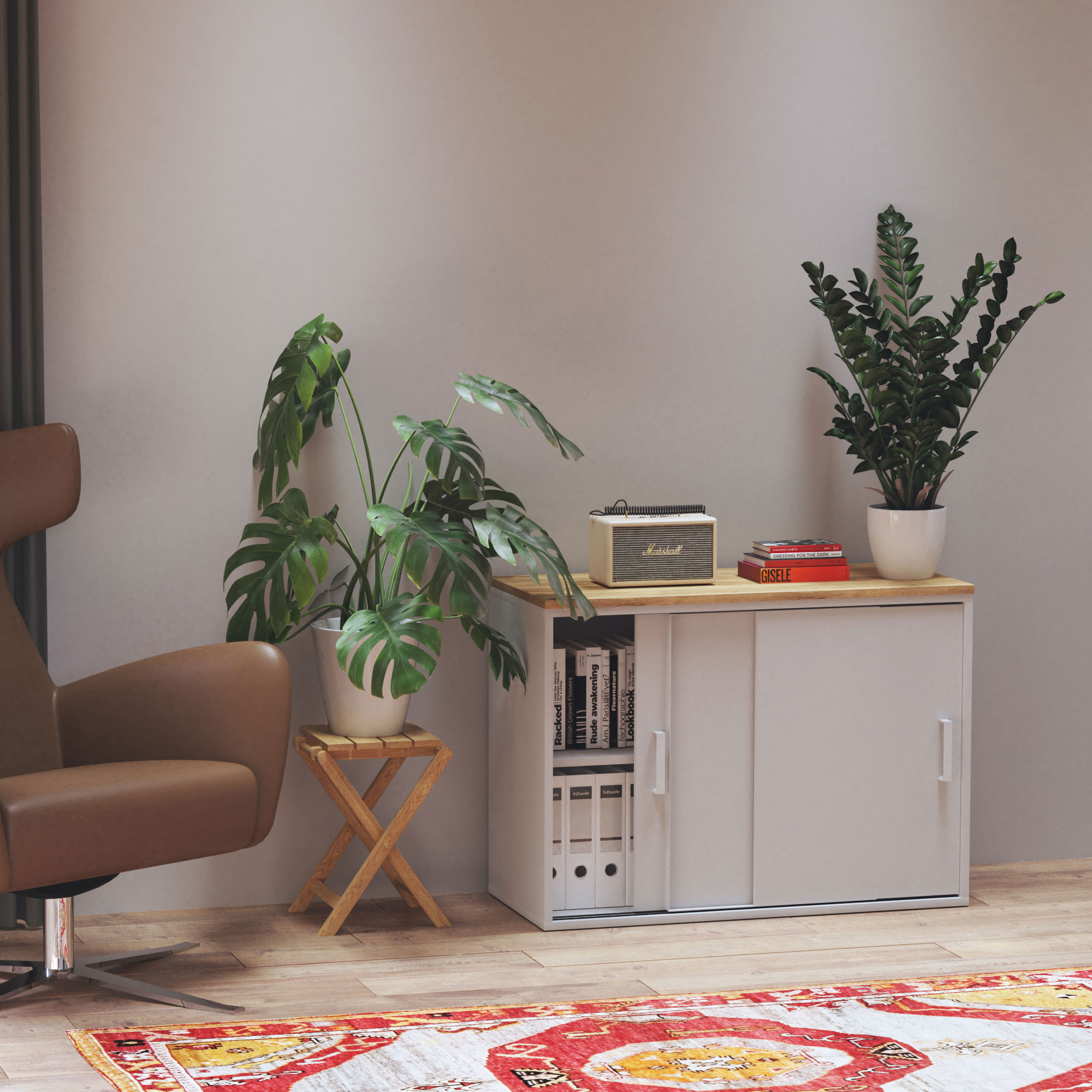 Ein moderner Wohnraum mit einem braunen Sessel, einem Schrank mit Pflanzen, einem kleinen Tisch und einem Teppich.