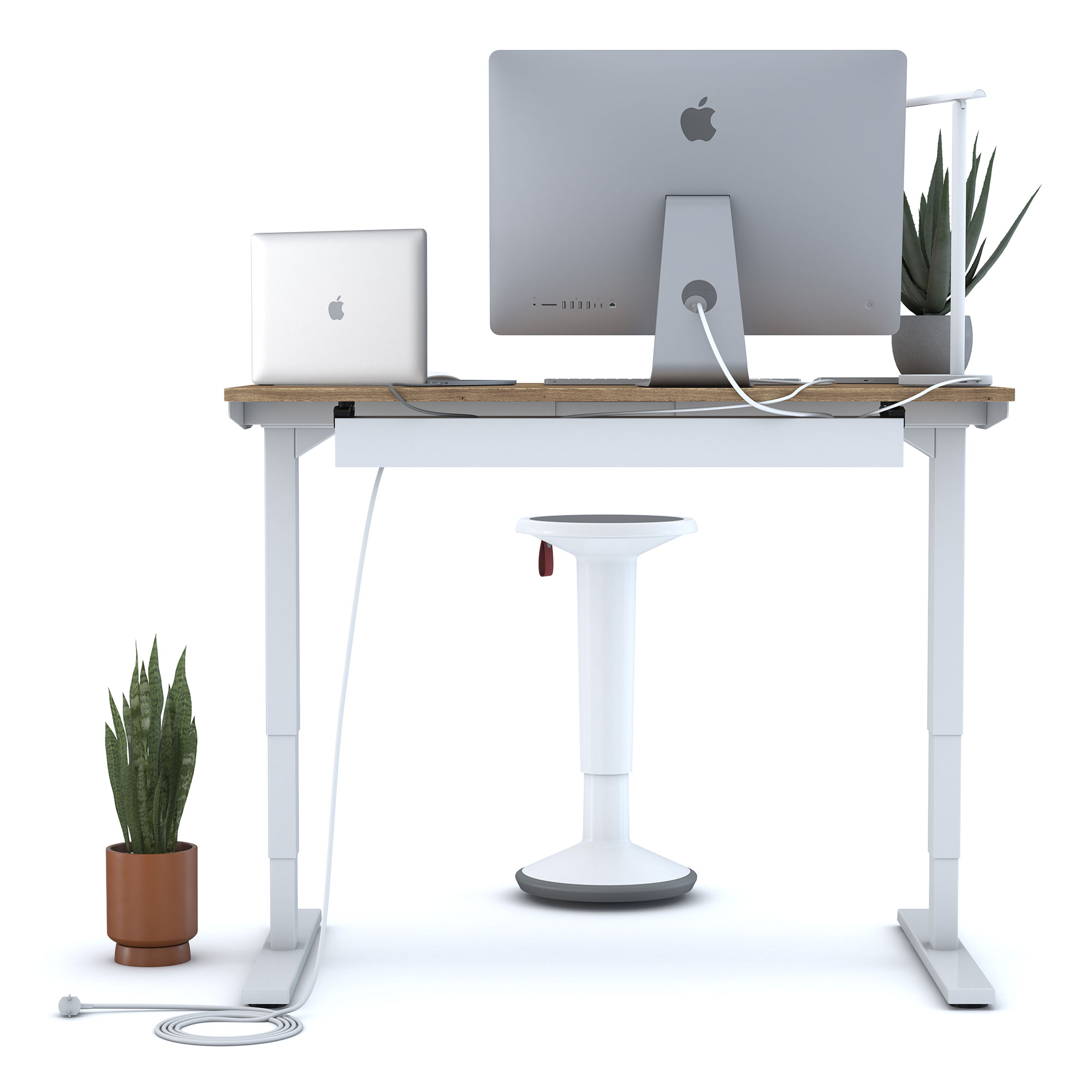 Höhenverstellbarer Schreibtisch mit Holzplatte, zwei Apple-Geräten und weißem Hocker