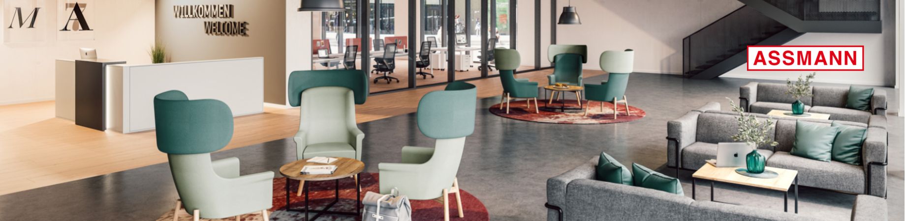 Empfangsbereich mit stilvollen Sitzmöbeln und ASSMANN-Logo, moderne Office-Atmosphäre