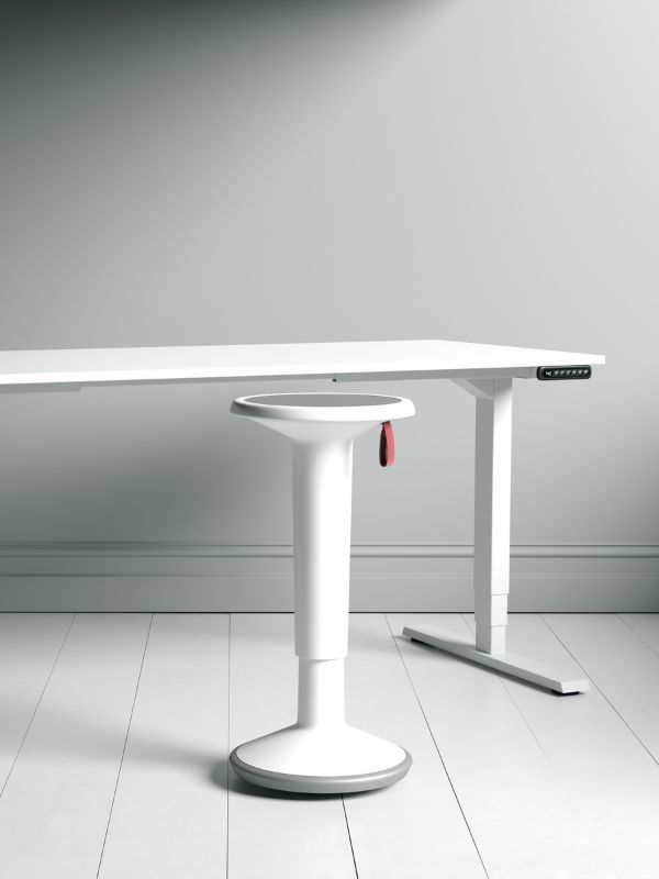 Moderner höhenverstellbarer Schreibtisch mit heller Holzplatte und weißem Gestell.