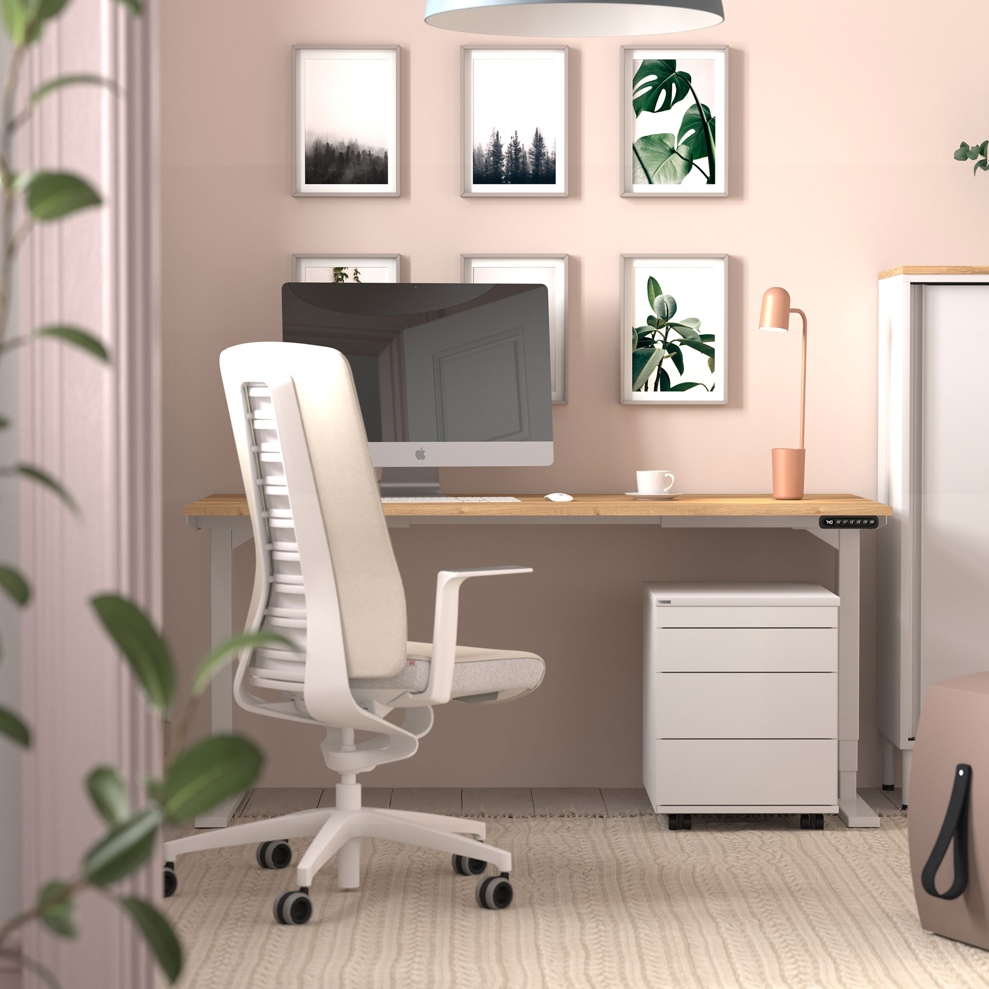 Gemütliches Homeoffice mit Holzschreibtisch, weißem Stuhl und Pflanzenbildern an der Wand.