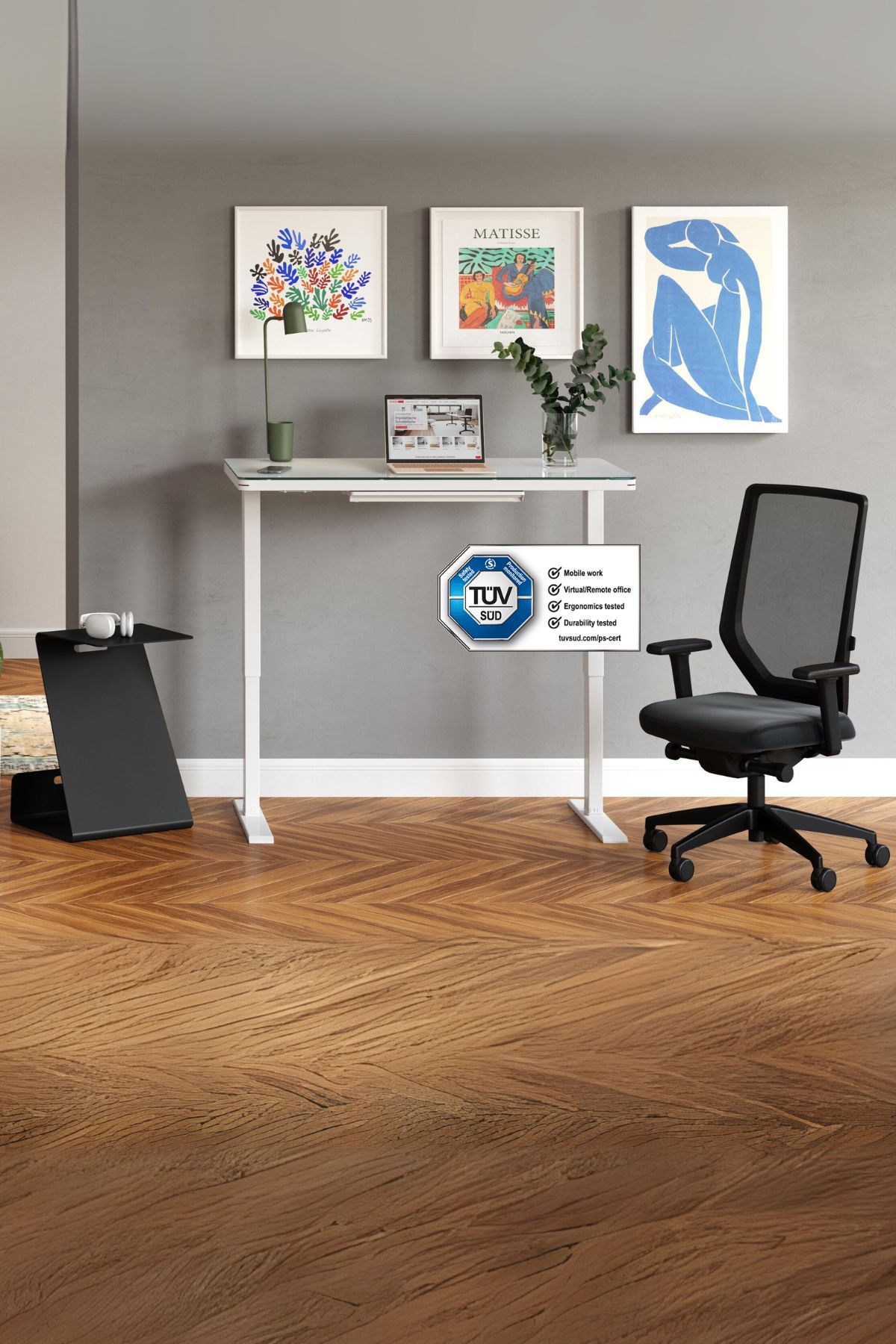 Modernes Homeoffice mit höhenverstellbarem Schreibtisch, Bürostuhl und TÜV-Zertifikat
