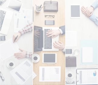 Drei Arbeitsstationen mit Laptops, Notizen und mobilen Geräten.
