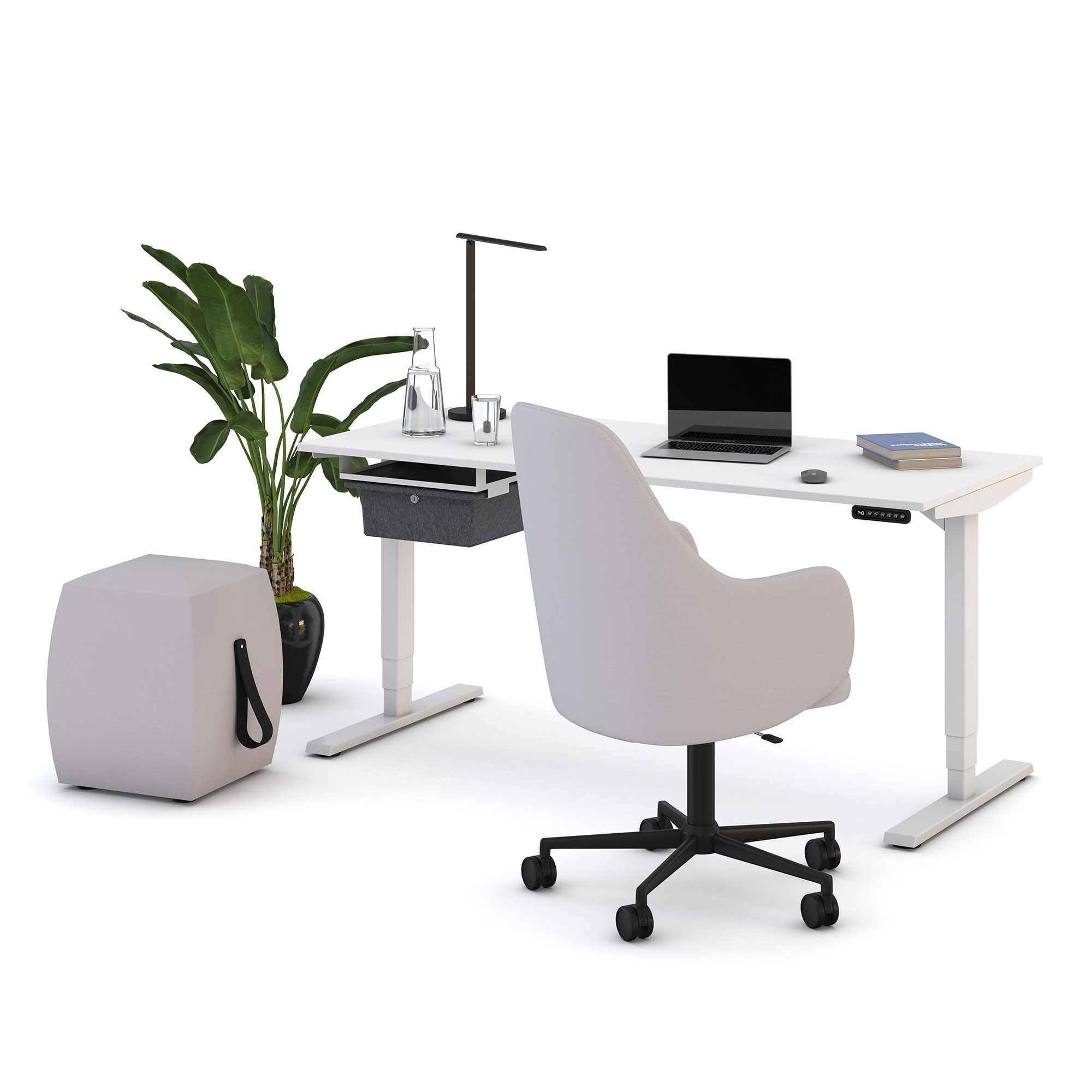 Homeoffice-Arbeitsplatz mit weißem Schreibtisch, hellgrauem Bürostuhl, Lampe und Pflanze