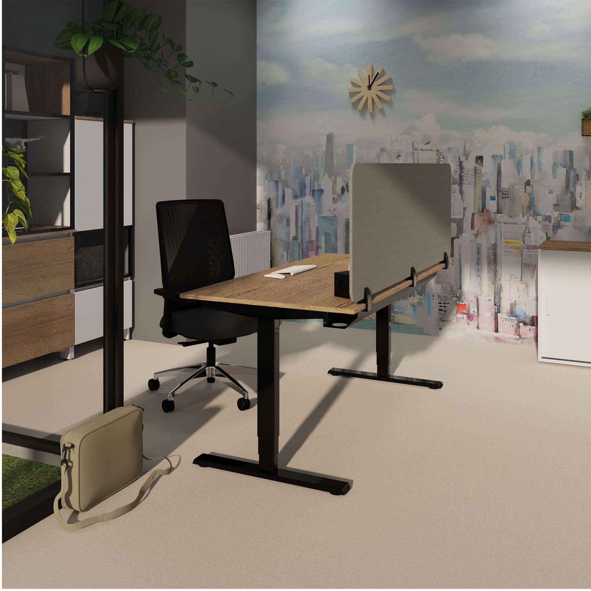 Modernes Büro mit elektrisch höhenverstellbarem Schreibtisch, Sichtschutzwand und schwarzem Drehstuhl