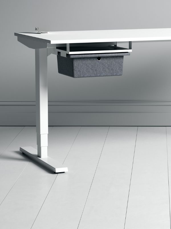 Elektrisch höhenverstellbarer Schreibtisch mit grauer Filzschublade unter der Tischplatte