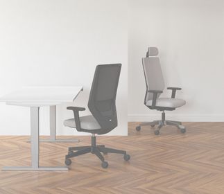 Ein moderner Schreibtisch mit einem Drehstuhl in einem hellen Raum.