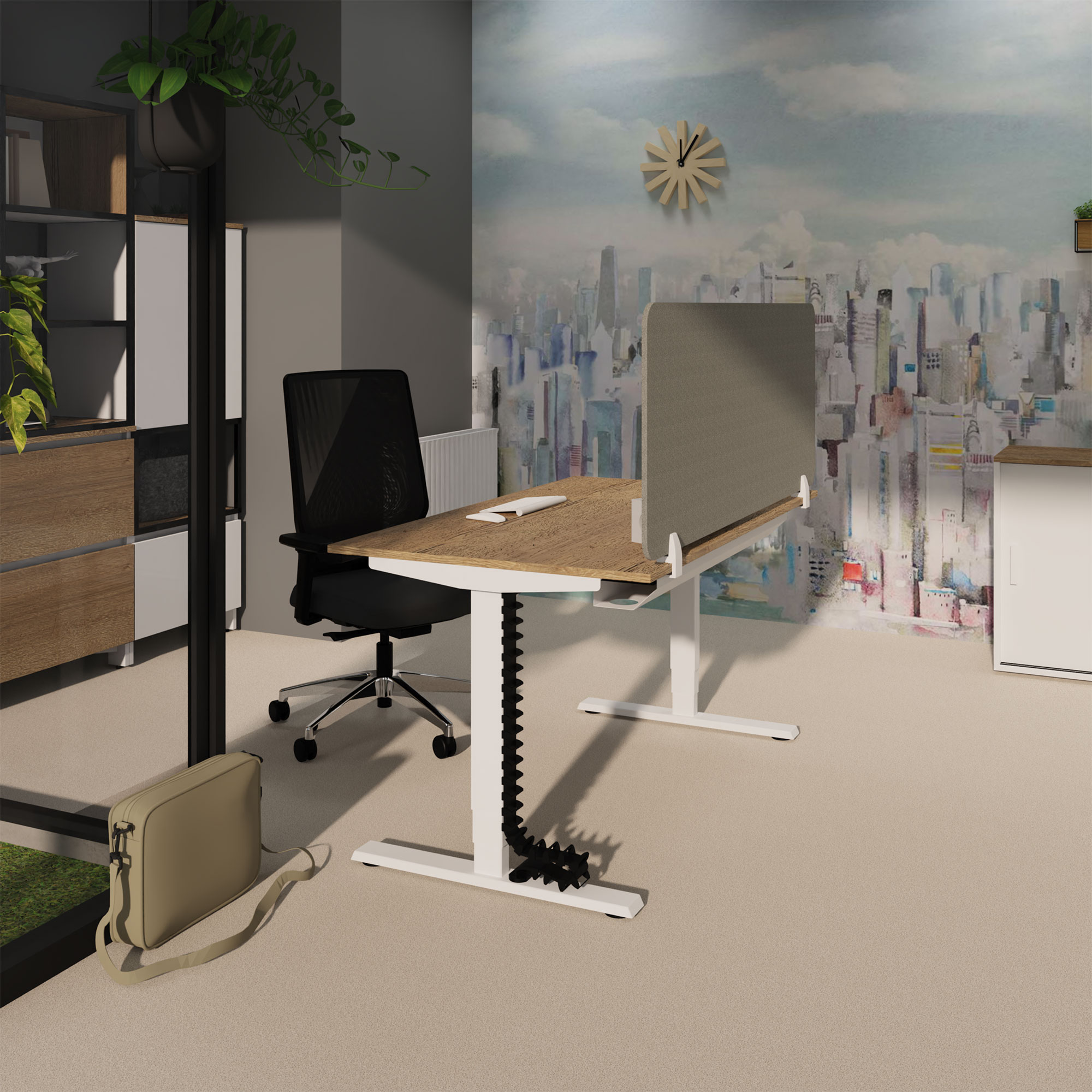Modernes Büro mit elektrisch höhenverstellbarem Schreibtisch, Sichtschutzwand und schwarzem Drehstuhl