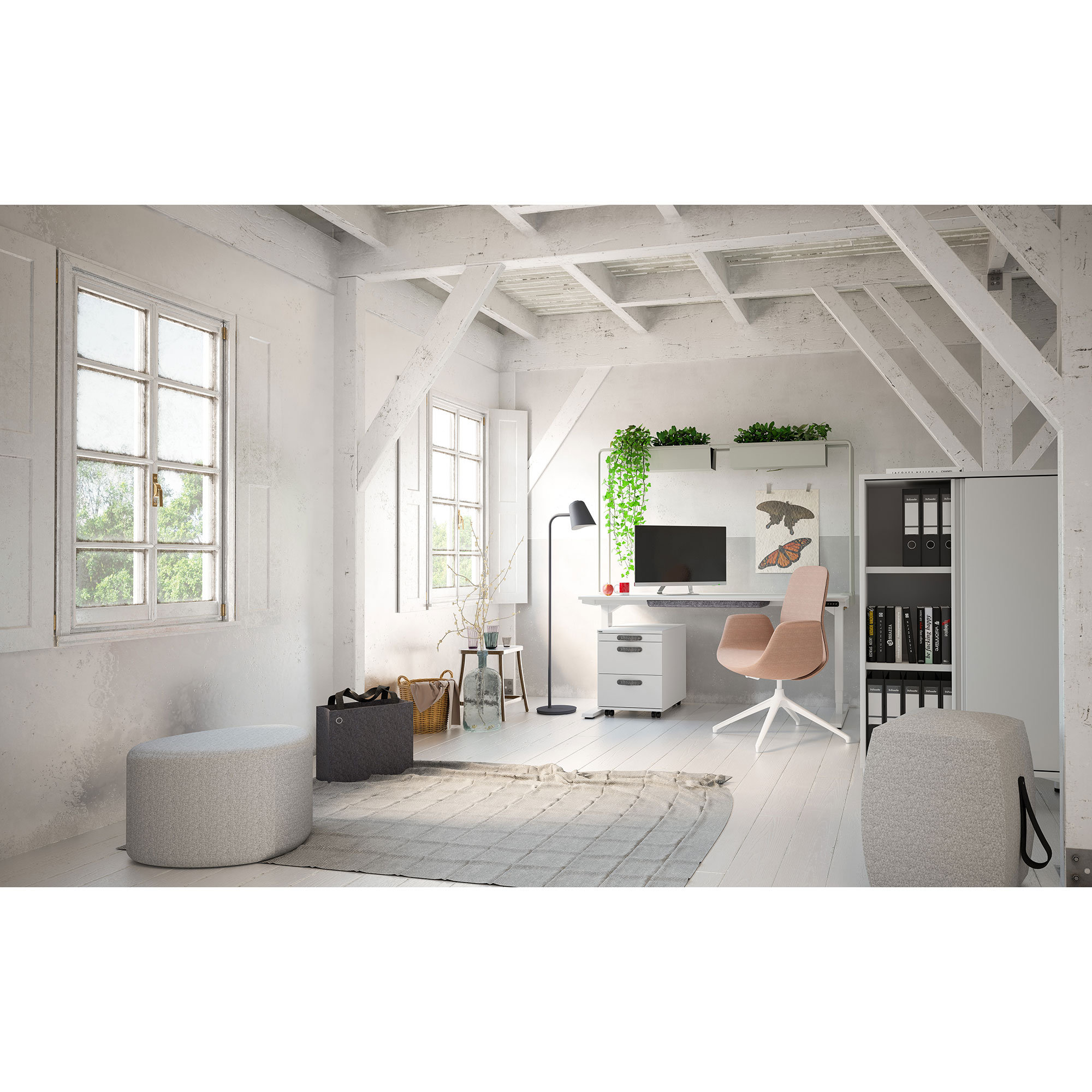 Ein modernes Arbeitszimmer mit Schreibtisch, Stuhl, Computer, Pflanzen und Fenstern. Helle Farben und Holzdecken verleihen einen offenen Eindruck.