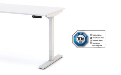 Ein weißer höhenverstellbarer Schreibtisch, das Bestseller-Modell ASSMANN Y-Line mit elektronischem Bedienfeld. Neben dem Tisch ist das TÜV SÜD Zertifikat zu sehen.