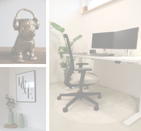 Ein goldfarbener Bulldoggenfigur mit Kopfhörern, ein Arbeitsplatz mit zwei Monitoren und einem ergonomischen Stuhl, sowie ein poster mit dem Wort 'HOME' und eine Pflanzenvase.