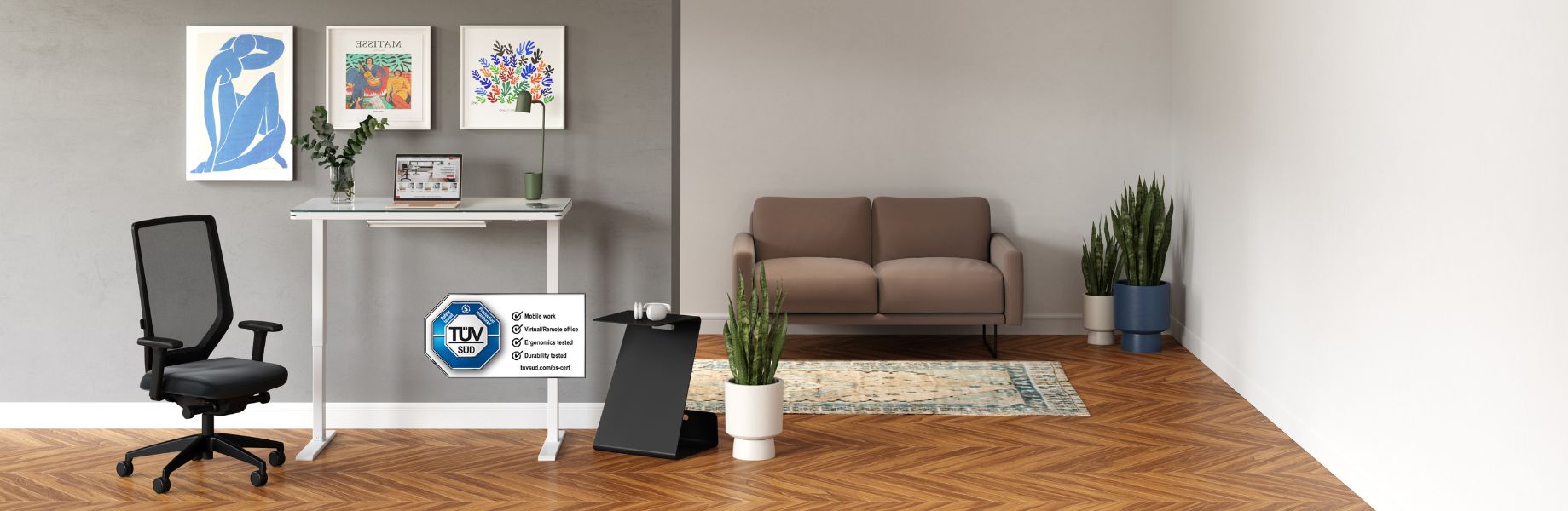 Homeoffice mit höhenverstellbarem Schreibtisch, ergonomischem Stuhl und Sofa
