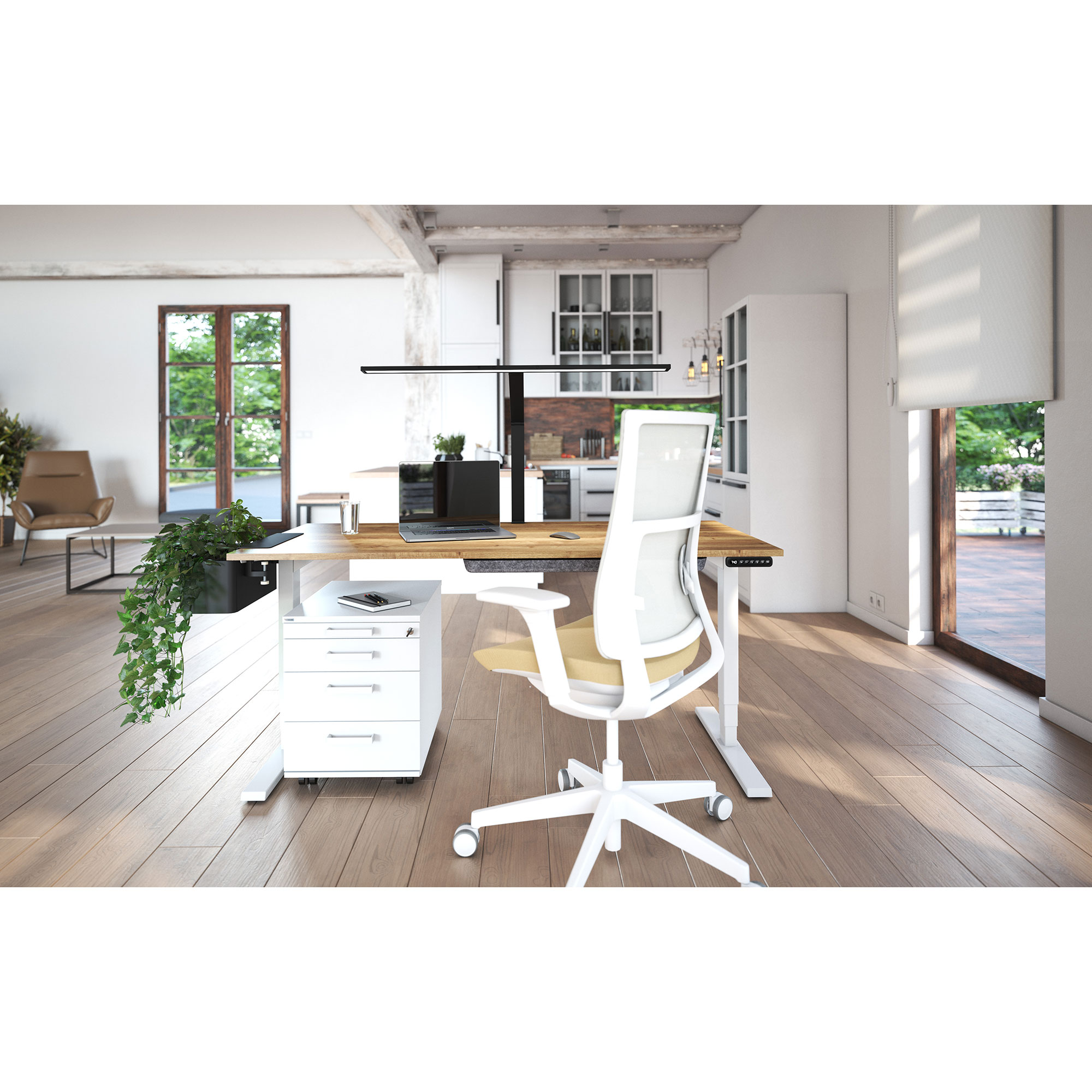 Ein modernes Büro mit einem Schreibtisch aus Holz, einem weißen Bürostuhl, einem Computer und einer Pflanze. Im Hintergrund Fenster und eine helle, einladende Atmosphäre.