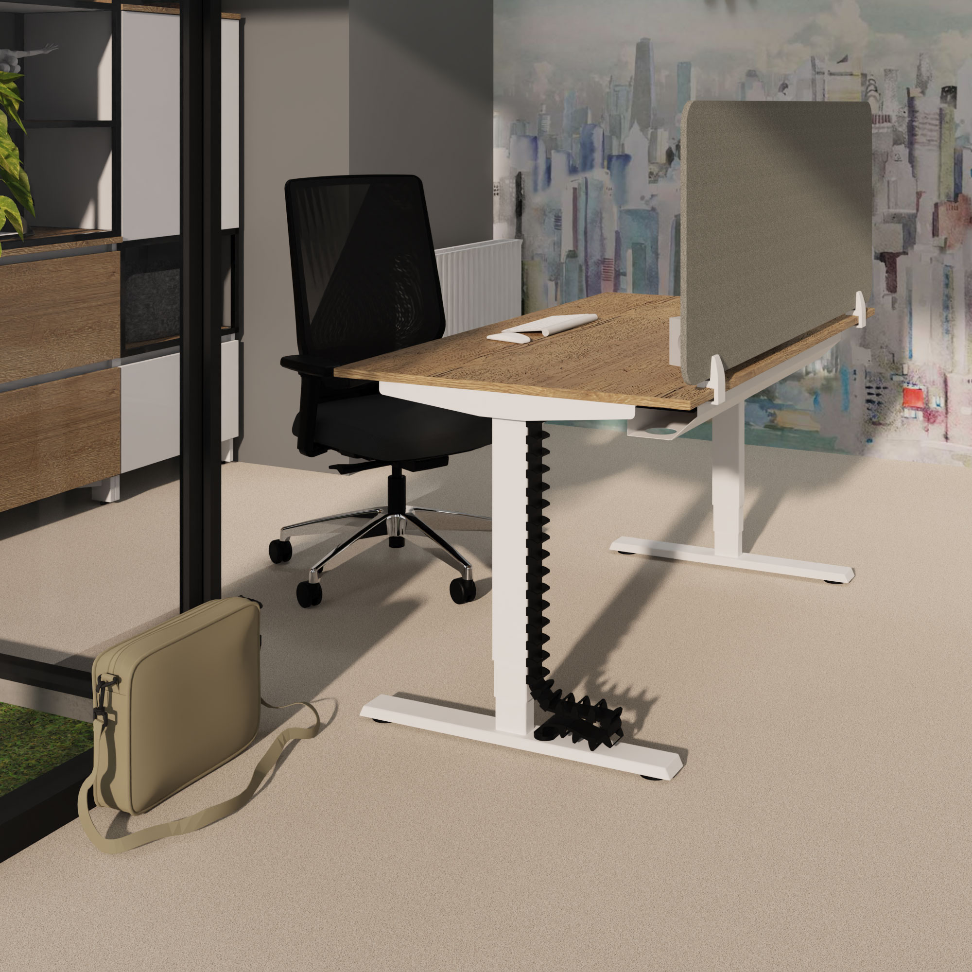 Modernes Büro mit elektrisch höhenverstellbarem Schreibtisch, Sichtschutzwand und schwarzem Drehstuhl