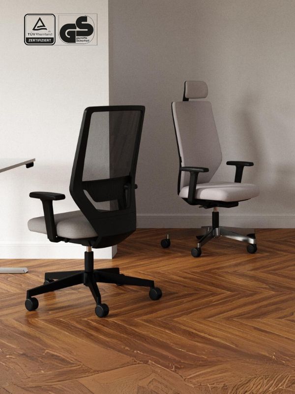 Zwei ergonomische Bürostühle mit Rollen auf Holzfußboden, TÜV- und GS-zertifiziert.