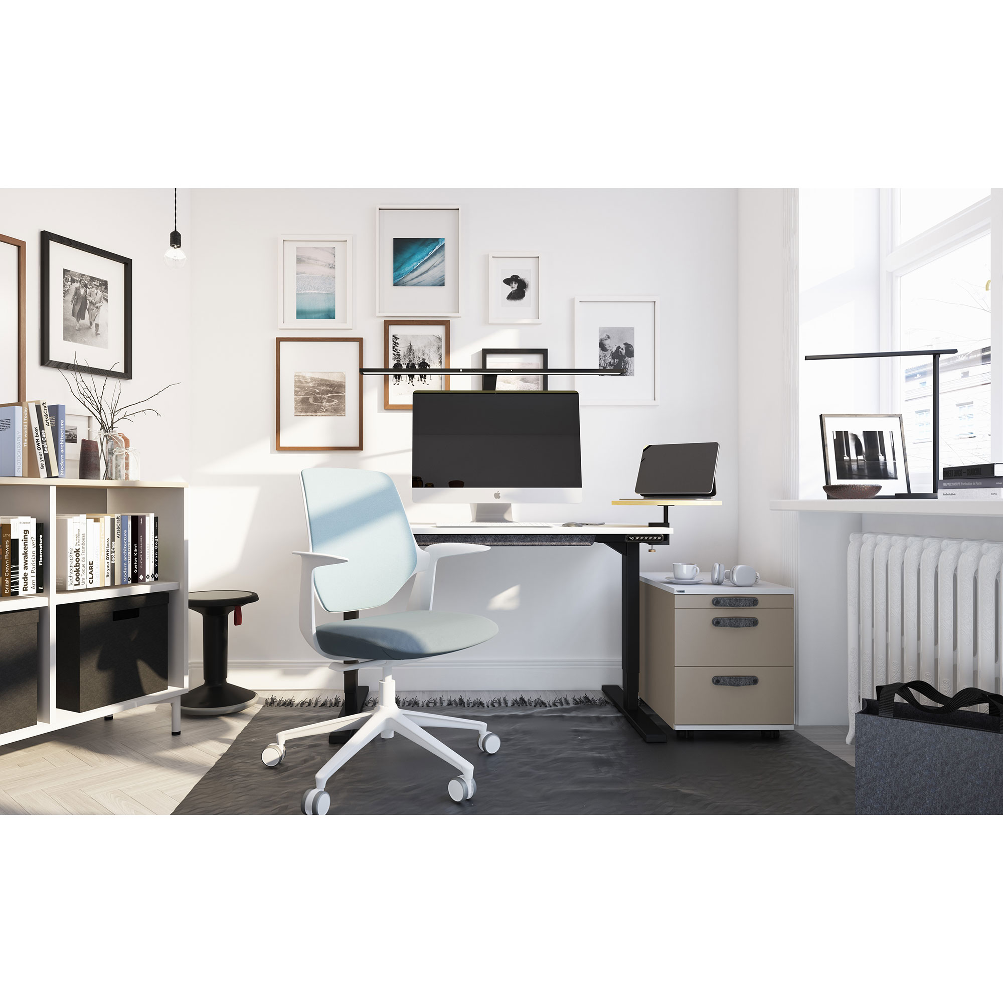 Heller Arbeitsplatz mit ergonomischem Stuhl, Schreibtisch, Computer und Bücherregal an weißer Wand.