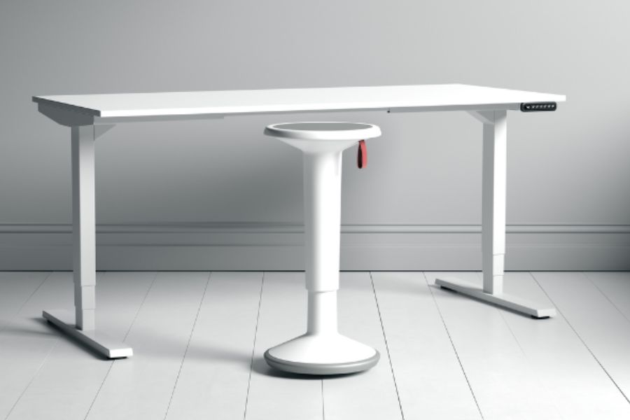 Höhenverstellbarer weißer Schreibtisch mit passendem Aktivhocker in minimalistischem Arbeitsbereich