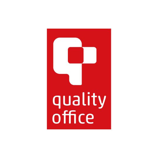 Rotes Quality Office Logo mit weißem Schriftzug.