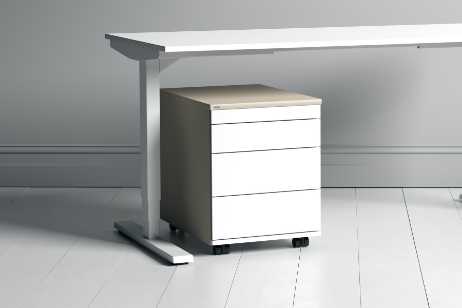 Ein moderner Schreibtisch mit einem rollbaren Aktenschrank darunter. Der Aktenschrank hat vier Schubladen und eine beige Oberseite.