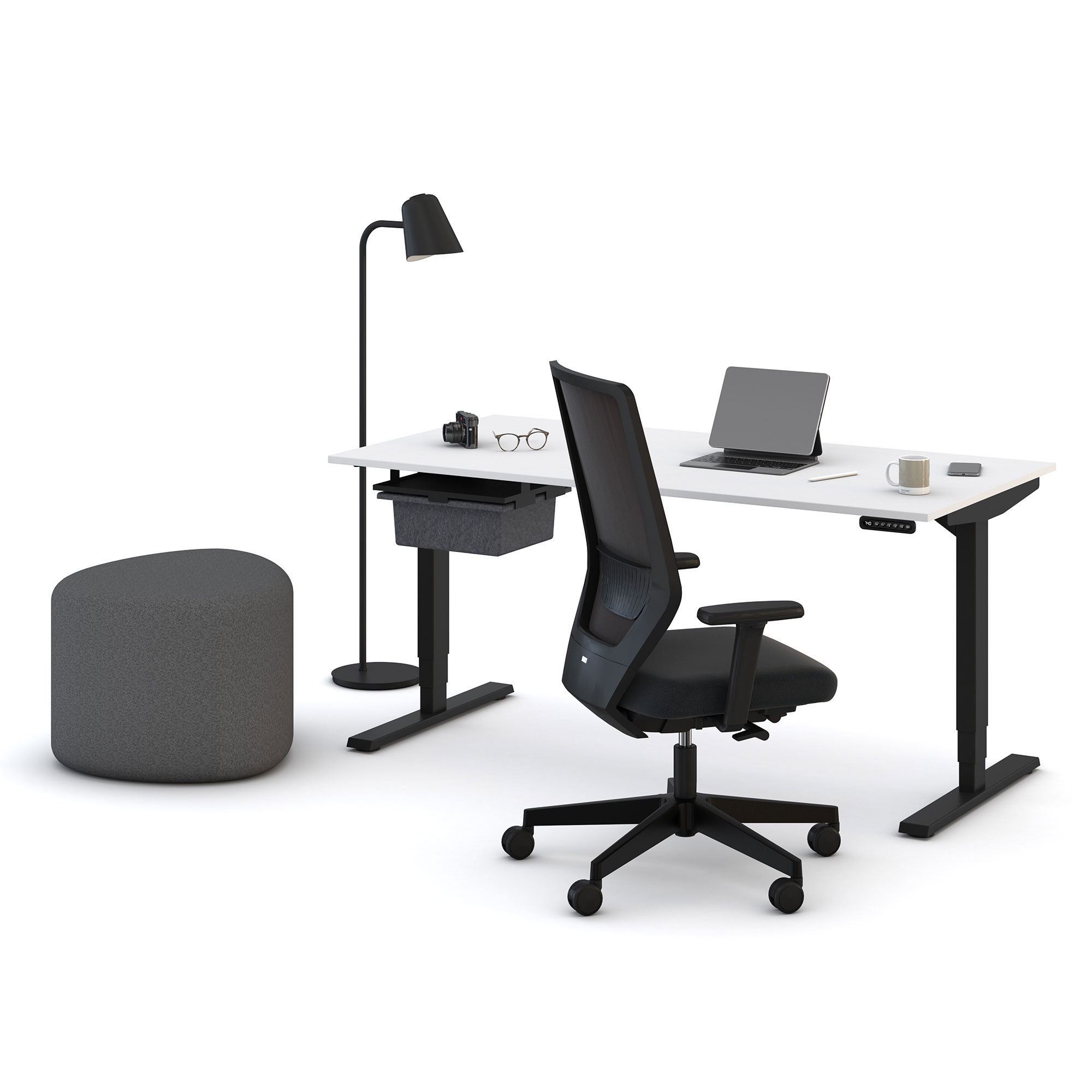Ein modernes Arbeitszimmer mit einem Schreibtisch, einem ergonomischen Stuhl, einer Stehlampe, einem Laptop, einer Kaffeetasse, einer Kamera und einer runden Sitzgelegenheit.
