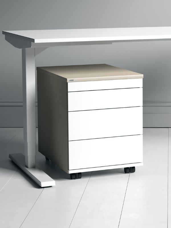 Ein moderner Schreibtisch mit einem mobilen Aktenschrank in Weiß und einem hellen Oberteil.