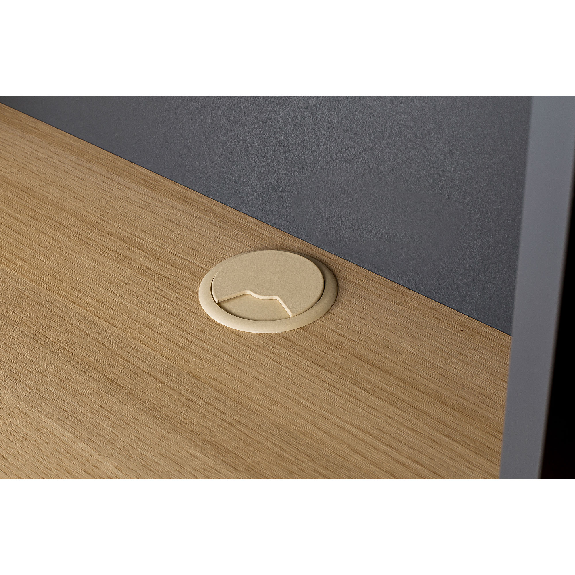Kabeldurchlass in einem Holzschreibtisch integriert mit runder Abdeckung