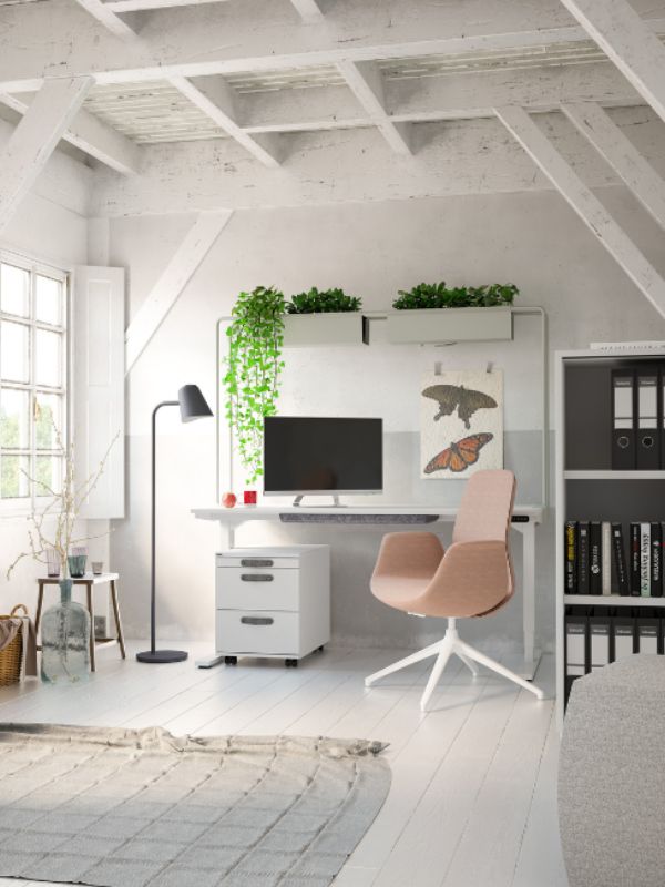 Modernes Home-Office mit weißem Schreibtisch, rosa Drehstuhl und Pflanzen unter Dachschrägen