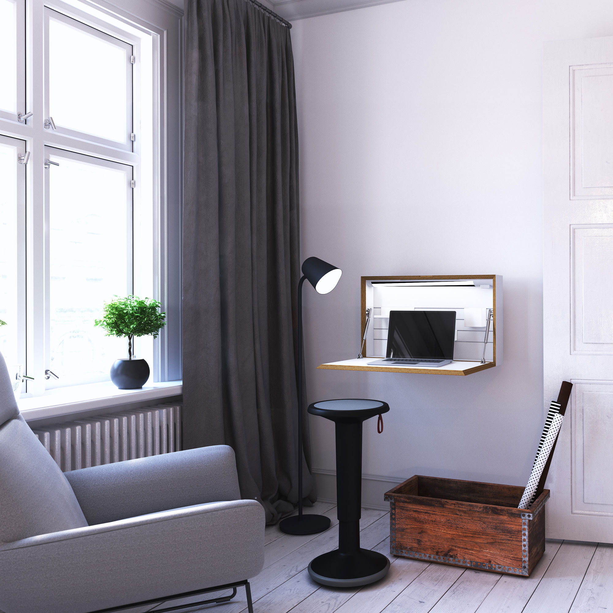 Ein moderner Raum mit einem Sofa, einer Stehlampe, einem klappbaren Tisch mit Laptop, einem runden Hocker und einer Holzkiste. Vorhänge und eine Pflanze am Fenster.