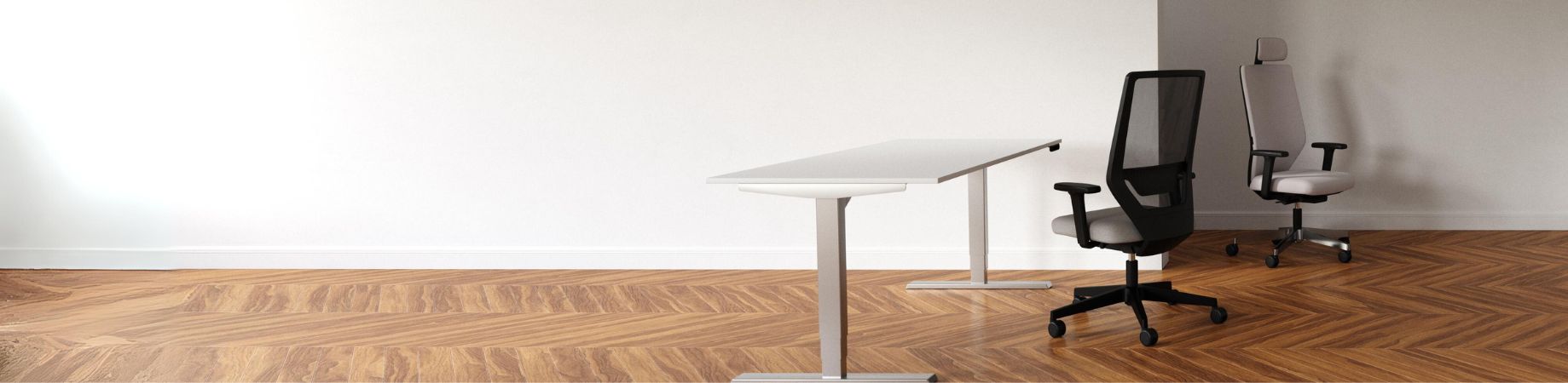Moderner Büroraum mit zwei ergonomischen Stühlen und weißem Schreibtisch auf Holzfußboden