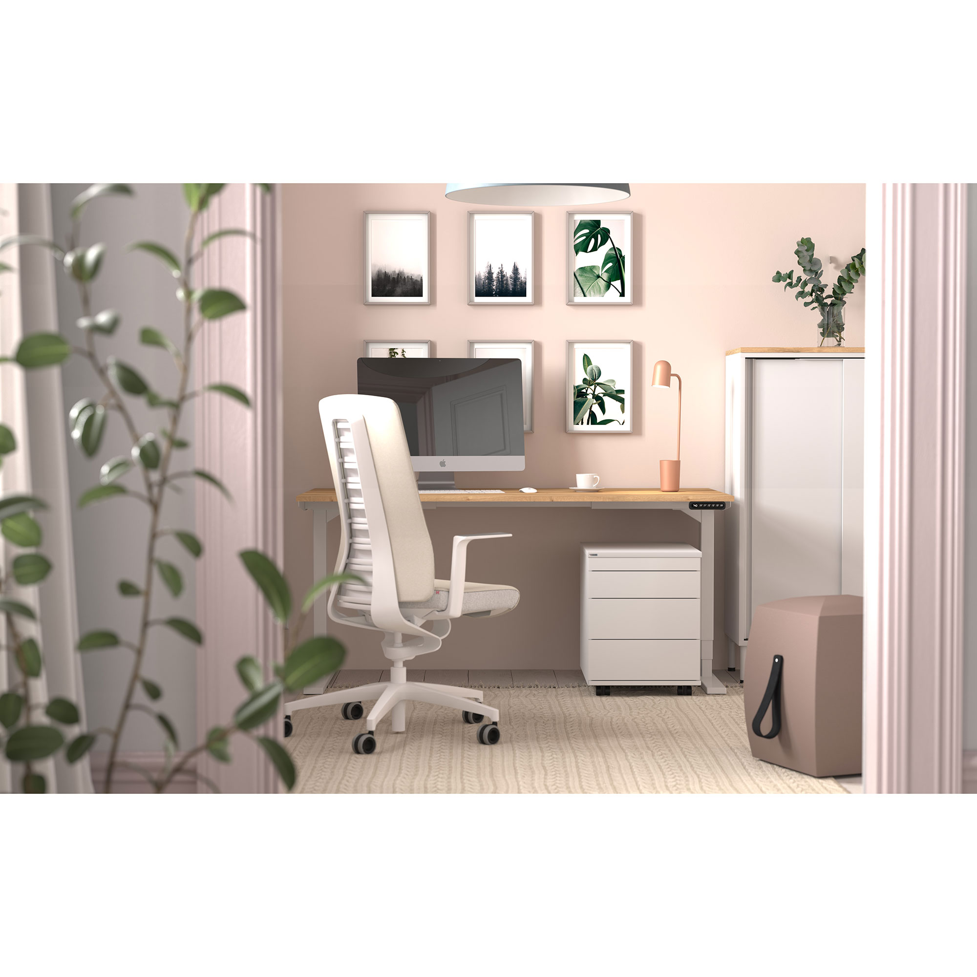 Modern eingerichtetes Homeoffice mit höhenverstellbarem Schreibtisch, ergonomischem Stuhl und Wandbildern