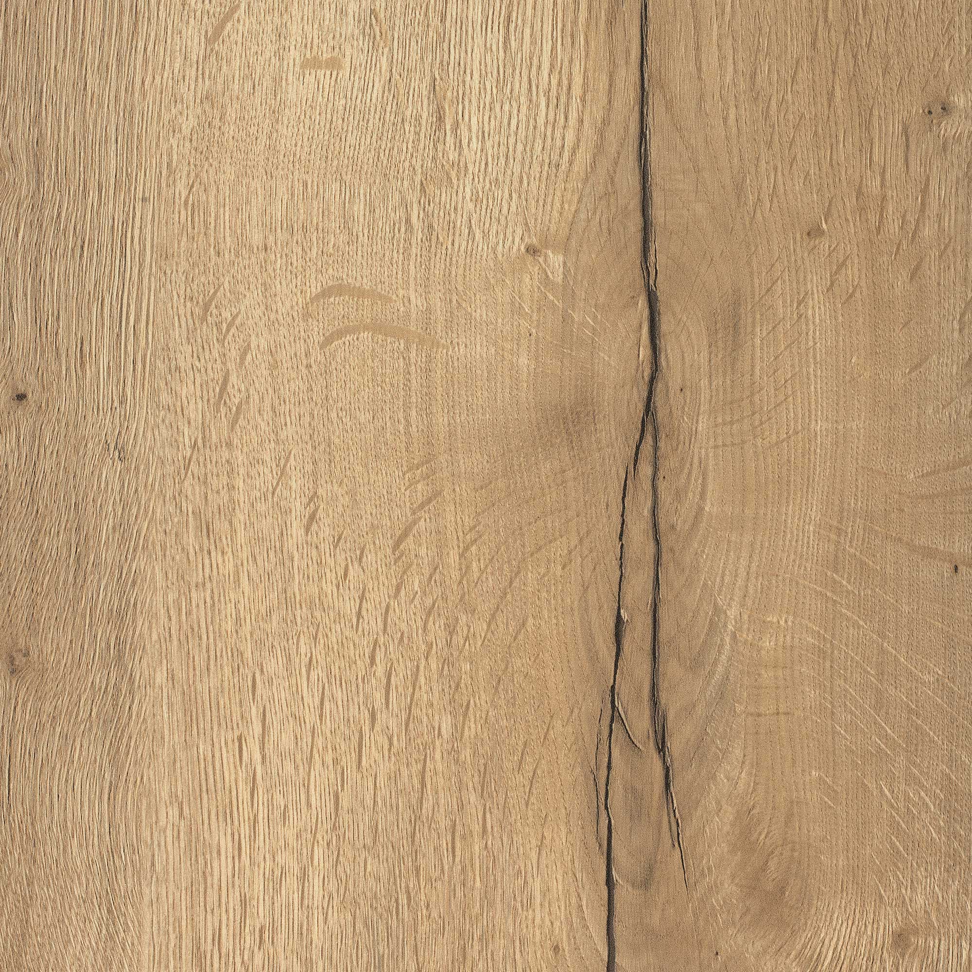 Holzstruktur mit natürlicher Maserung und dunklem Rissverlauf in der Nahaufnahme.