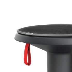 Detailansicht eines ergonomischen Stehsitzhockers mit rotem Tragegriff und schwarzer Sitzfläche.